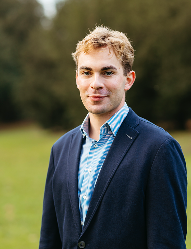 Junger Mann im Blazer im Park